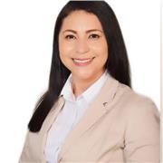 profesora de marketing dar clase a microempresarios sobre como digitalizar y vender en internet